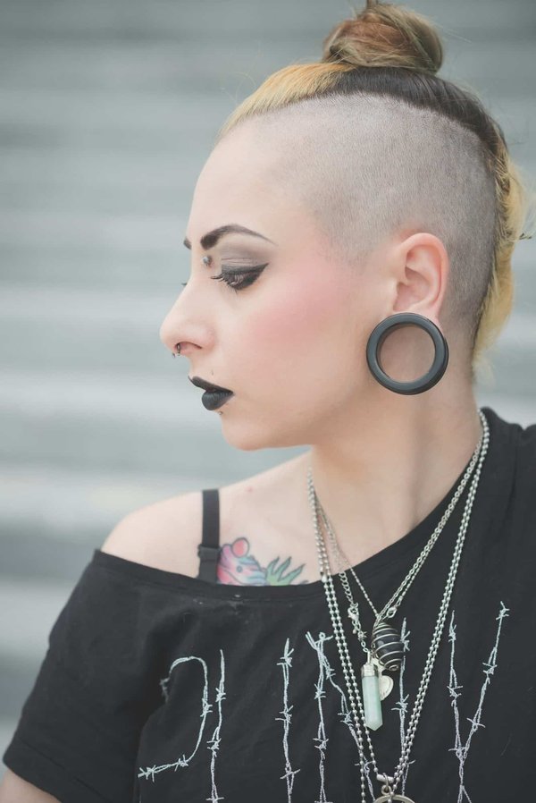 Comment intégrer des éléments de mode punk dans une tenue chic et féminine?