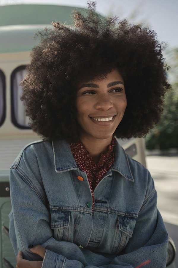 Comment intégrer des pièces en denim dans une tenue de bureau formelle?